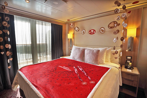 Holland America Unveils Stunning Stateroom Décor for Birthdays & Anniversaries